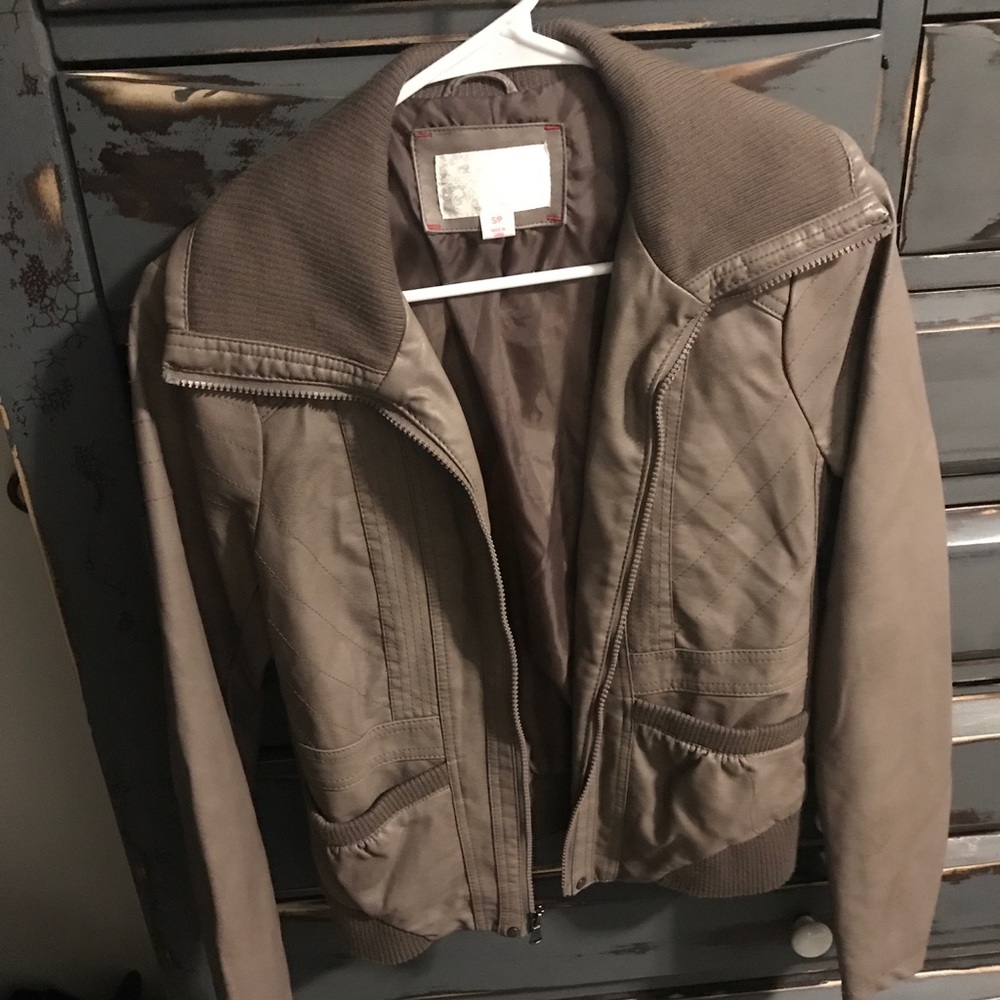 Taupe bomber jacket⭐️